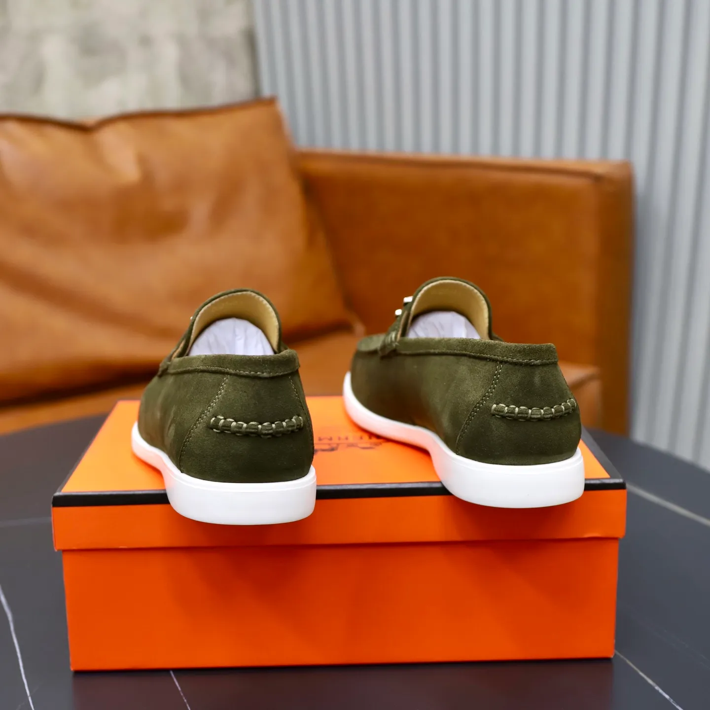 Ex-factory price: 540💰Hermès/Hermès slip-on men's shoes. This shoe is made of imported cow suede leather, with simple and smooth lines, and a 3CM rubber foam ultra-light sole combined with aerodynamic design! Youthful and fashionable, H button decoration, contrasting leather embellishment on the heel, calf lining to gently wrap your feet, with embossed logo cowhide feet, leather rock strips, casual and urban style, highlighting youthful vitality, sports and leisure version, super versatile Size number: 38-39-40-41-42-43-44 Standard leather shoe size (45 can be customized but does not support returns)